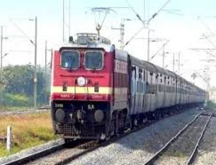 सीतामढ़ी :- दिल्ली से चलकर 24 अप्रैल को सीतामढ़ी के रास्ते परोसी देश नेपाल जाएगी आस्था स्पेशल ऐसी टूरिस्ट ट्रेन के श्रद्धालु मिली हरी झंडी