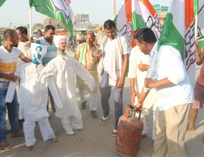 घोड़ासहन : कांग्रेस का जोरदार प्रदर्शन, गैस सिलेंडर की कीमतों पर फूटा गुस्सा, पीएम और पेट्रोलियम मंत्री का पुतला दहन