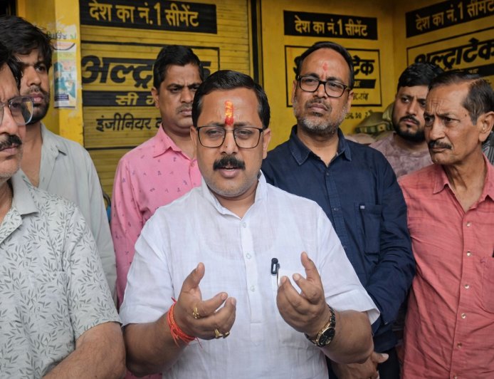 घोड़ासहन में खाद गोदाम पर छापेमारी से मचा हड़कंप, तस्करी की शिकायत पर कार्रवाई, चैंबर ने उठाए तरीके पर सवाल