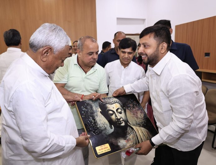 सीएम आवास पर JDU उपाध्यक्ष विशेष मुलाकात की: नीतीश कुमार को गौतम बुद्ध की प्रतिमा भेंट, विचारों से जुड़ा संदेश दिया