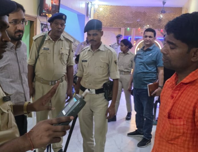 होटल सूर्या में प्रशासन की बड़ी छापेमारी, शराब के नशे में मैनेजर समेत तीन गिरफ्तार, कई बोतलें बरामद