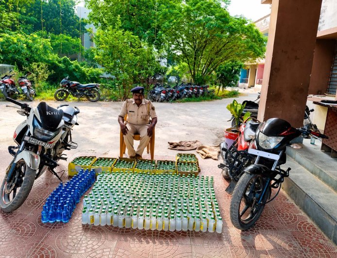 घोड़ासहन में चोरी की बाइक पर तस्करी का खेल बेनकाब, भारी मात्रा में नेपाली शराब बरामद