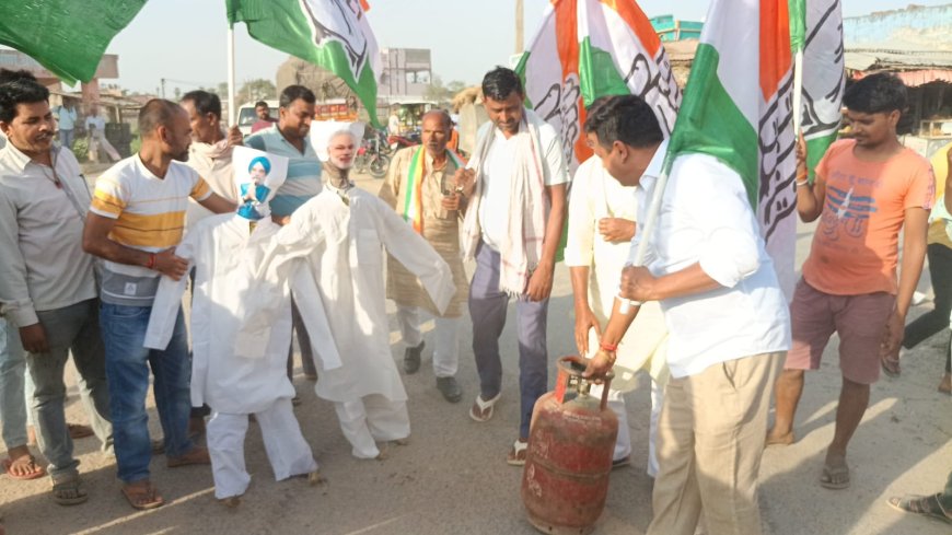 घोड़ासहन : कांग्रेस का जोरदार प्रदर्शन, गैस सिलेंडर की कीमतों पर फूटा गुस्सा, पीएम और पेट्रोलियम मंत्री का पुतला दहन