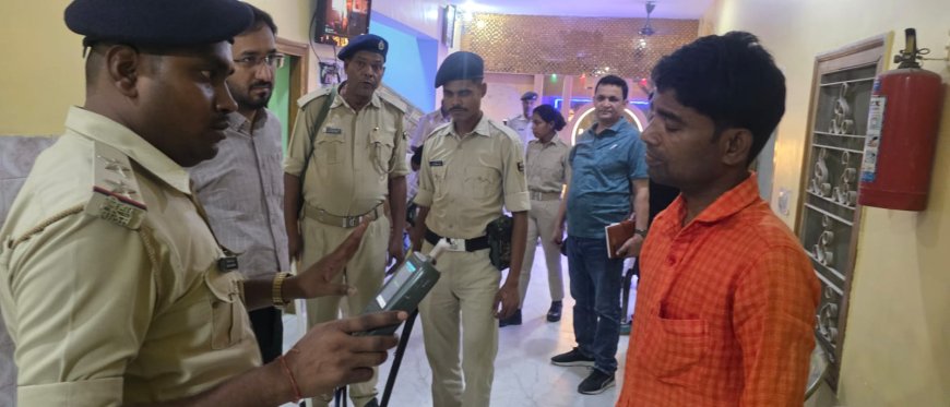 होटल सूर्या में प्रशासन की बड़ी छापेमारी, शराब के नशे में मैनेजर समेत तीन गिरफ्तार, कई बोतलें बरामद