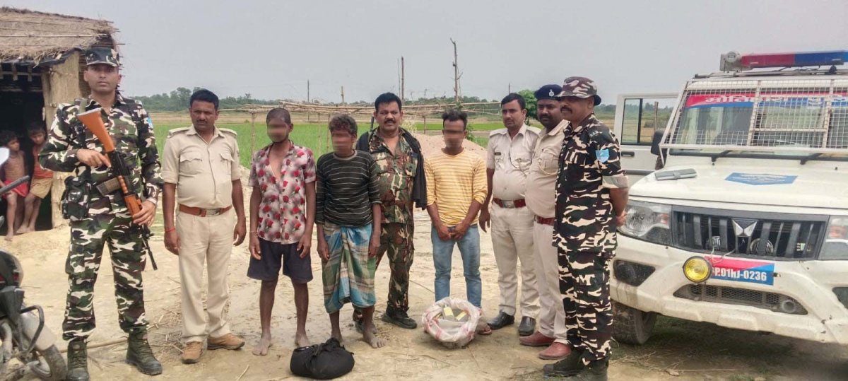 भारत-नेपाल सीमा पर संयुक्त कार्रवाई, 41 बोतल कस्तूरी शराब, 5 लीटर कच्ची शराब बरामद, तीन तस्कर गिरफ्तार