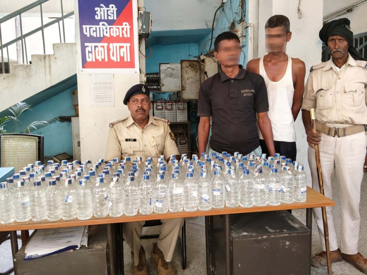 ढाका थाना की बड़ी कार्रवाई, 142 बोतल नेपाली शराब के साथ दो अभियुक्त गिरफ्तार
