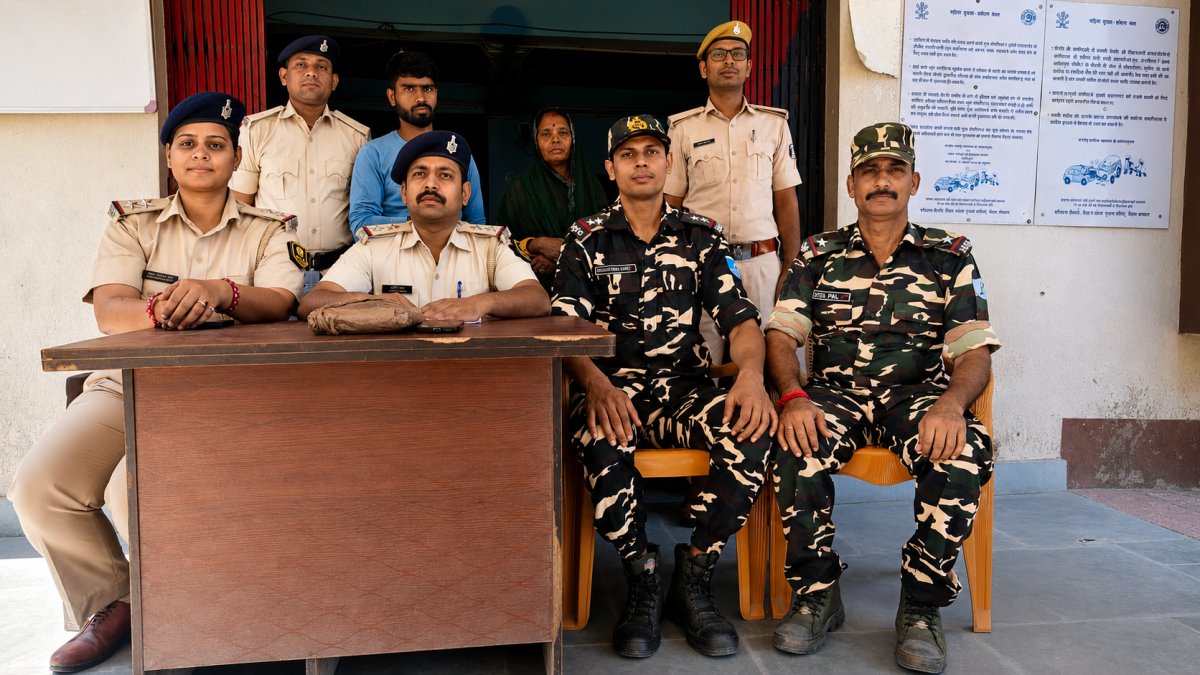घोड़ासहन पुलिस व एसएसबी की संयुक्त छापेमारी में बस स्टेण्ड से डेढ़ किलो अफीम के साथ एक महिला समेत दो गिरफ्तार 