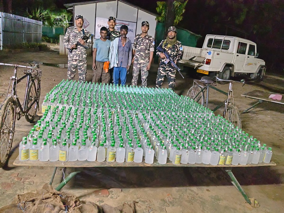 घोड़ासहन : भारत-नेपाल सीमा पर एसएसबी की बड़ी कार्रवाई, 1350 बोतल नेपाल निर्मित कस्तूरी लाइम फ्रेश के साथ दो तस्कर गिरफ्तार