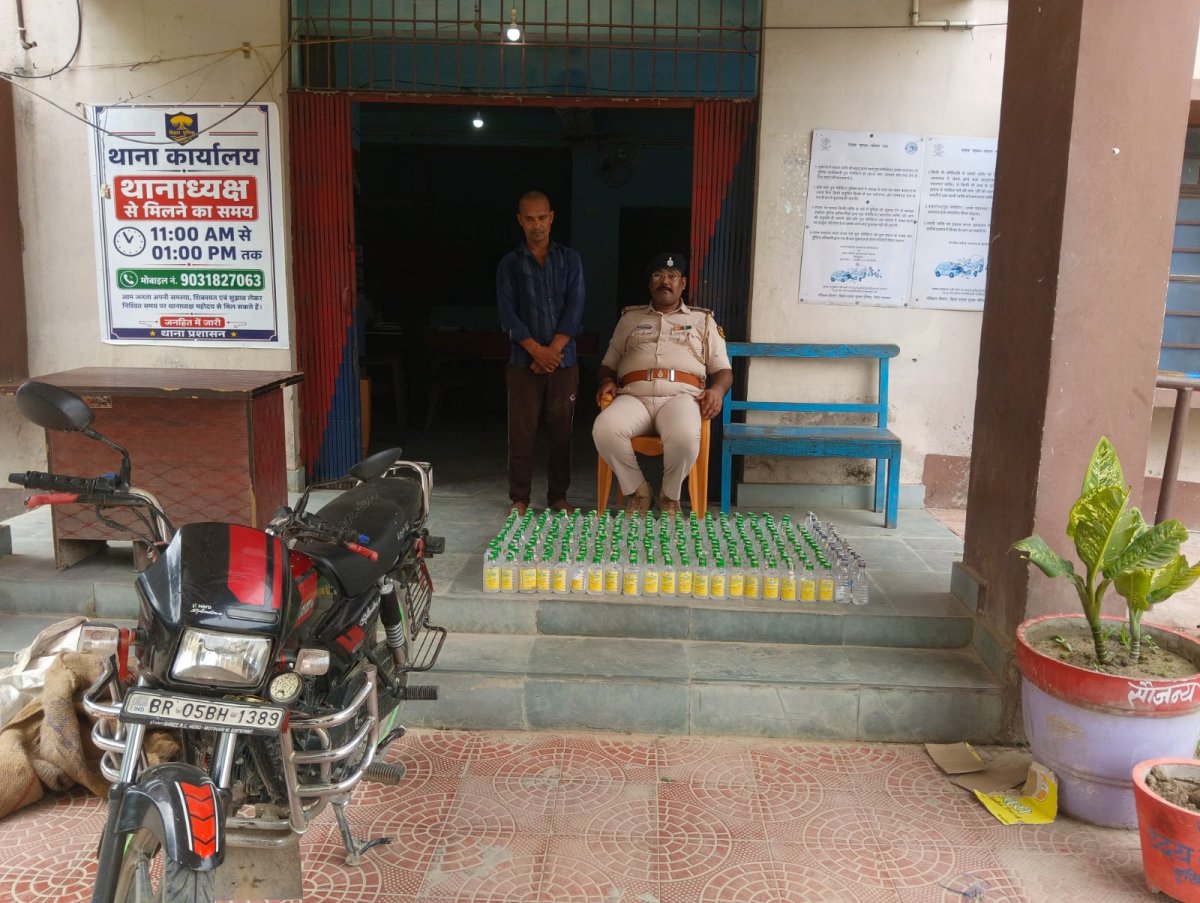 घोड़ासहन : 323 बोतल नेपाली शराब के साथ तस्कर गिरफ्तार, बाइक जब्त