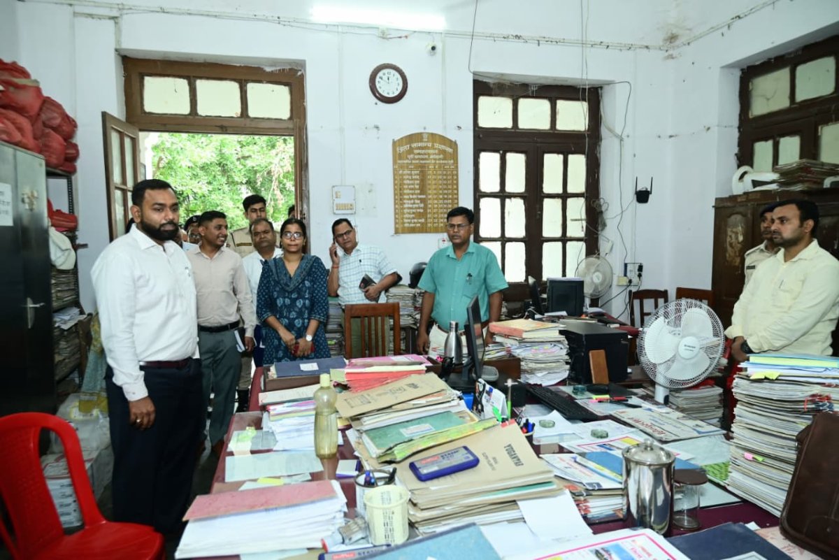 मोतिहारी : पदभार ग्रहण करते ही एक्शन मोड में दिखे जिलाधिकारी सौरभ सुमन यादव, विभिन्न शाखाओं का किया निरीक्षण