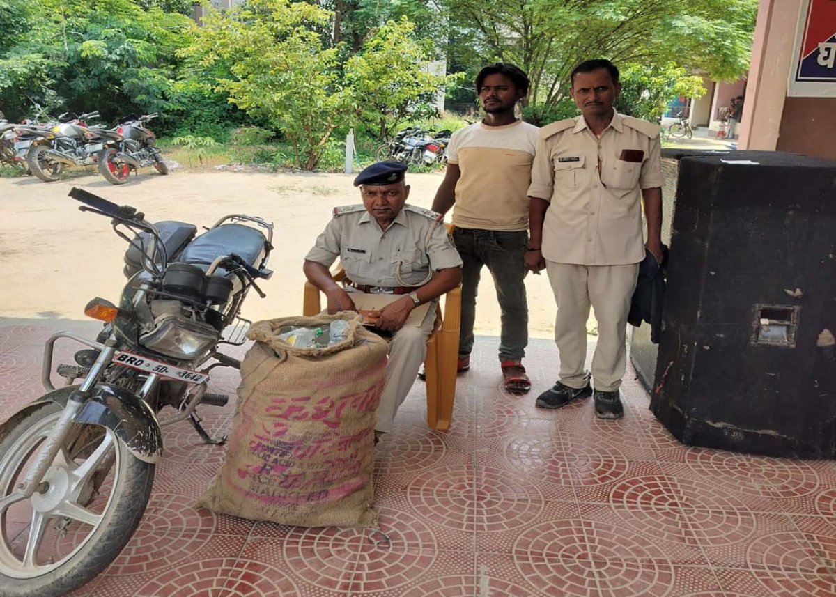 घोड़ासहन : 150 बोतल नेपाली कस्तूरी शराब व चोरी की बाइक के साथ युवक गिरफ्तार