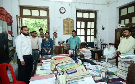 मोतिहारी : पदभार ग्रहण करते ही एक्शन मोड में दिखे जिलाधिकारी सौरभ सुमन यादव, विभिन्न शाखाओं का किया निरीक्षण