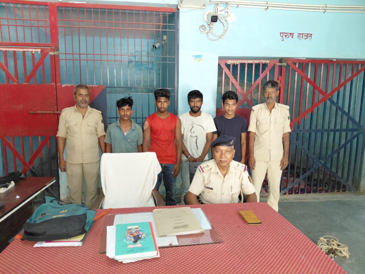 घोड़ासहन में चोरी कांड का पुलिस ने किया खुलासा: जेवर व मोबाइल के साथ 3 अभियुक्त गिरफ्तार