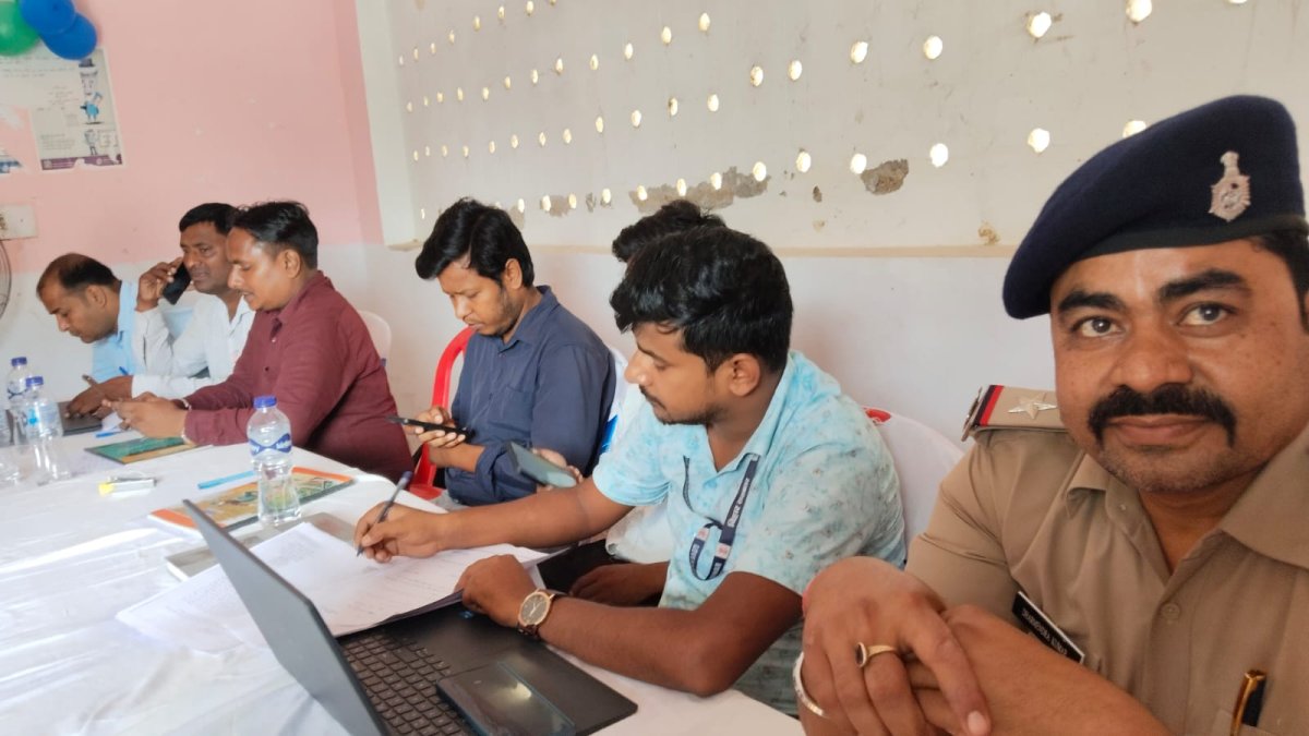 रामगढ़वा में विशेष 'सहयोग शिविर' आयोजित: डीएम-एसपी ने सुनीं ग्रामीणों की फरियाद, लापरवाही पर अधिकारियों को दी चेतावनी