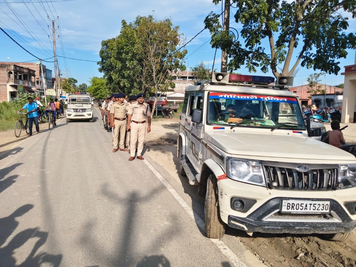 शांति व विधि-व्यवस्था बनाए रखने के लिए रामगढ़वा पुलिस ने निकाला फ्लैग मार्च, असामाजिक तत्वों को दी सख्त चेतावनी