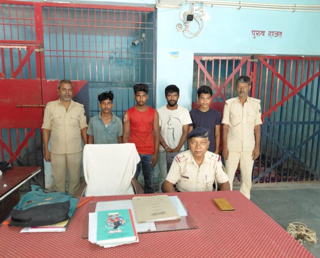 घोड़ासहन में चोरी कांड का पुलिस ने किया खुलासा: जेवर व मोबाइल के साथ 3 अभियुक्त गिरफ्तार