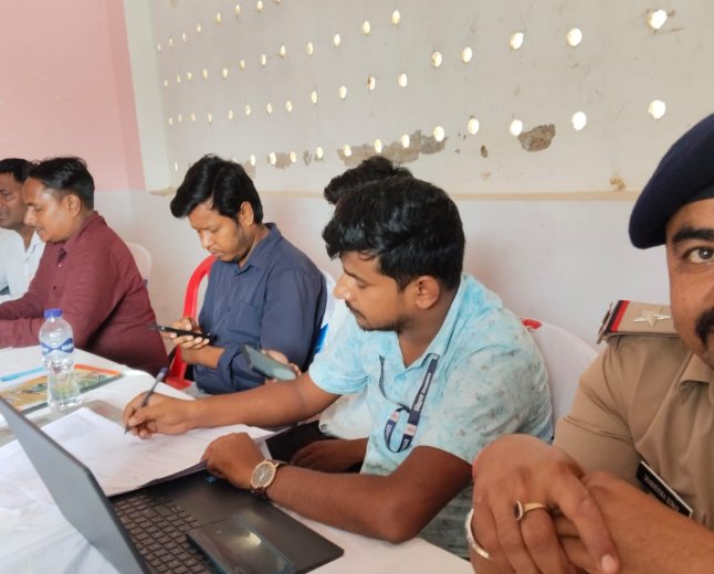 रामगढ़वा में विशेष 'सहयोग शिविर' आयोजित: डीएम-एसपी ने सुनीं ग्रामीणों की फरियाद, लापरवाही पर अधिकारियों को दी चेतावनी