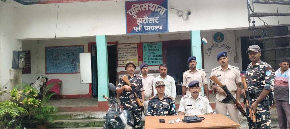 घोड़ासहन-झरोखर रोड पर वाहन जांच में फ्लिपकार्ट डिलीवरी बॉय के पास से स्मैक बरामद