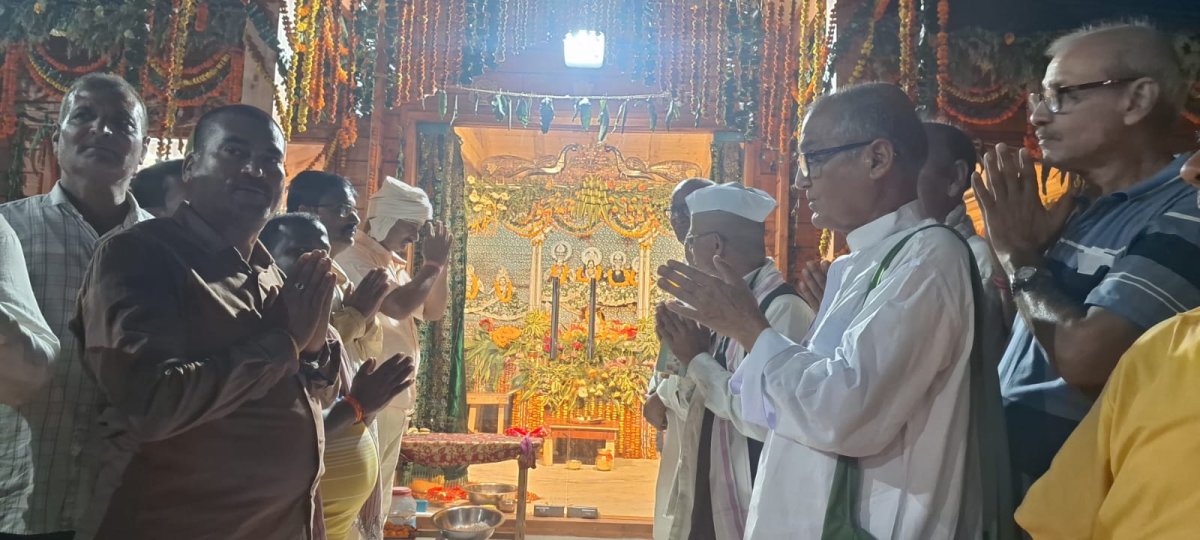 सीतामढ़ी :- सीतापुरम प्रोजेक्ट वापसी की मांग पर मंदिर में प्रार्थना कर मशाल जूलूस निकल कर जताया विरोध