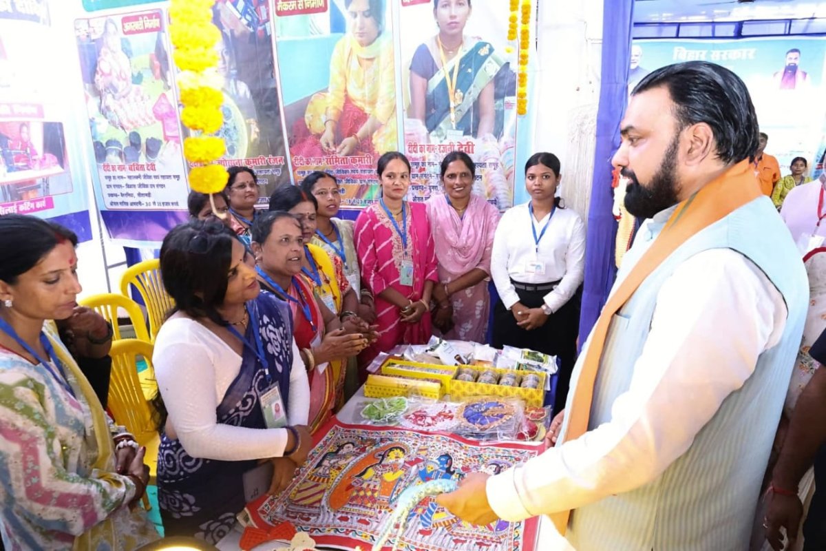 सीतामढ़ी :- लहठी से मिलेट्स के आटे तक, जीविका दीदियों के हुनर से रूबरू हुए सीएम