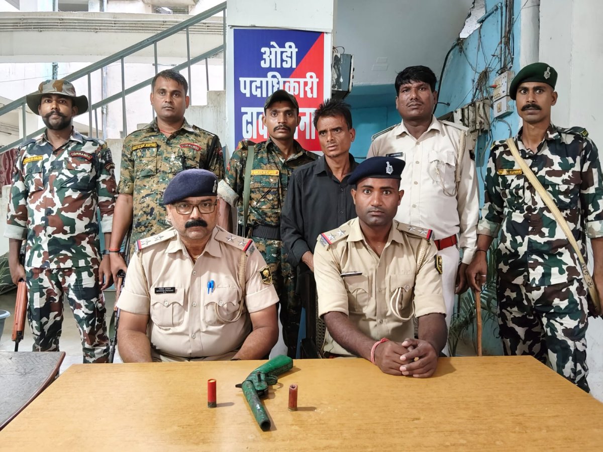 ढाका : पुलिस की बड़ी कार्रवाई, घर से नलकटुआ बंदूक व दो जिंदा कारतूस बरामद, आरोपी गिरफ्तार