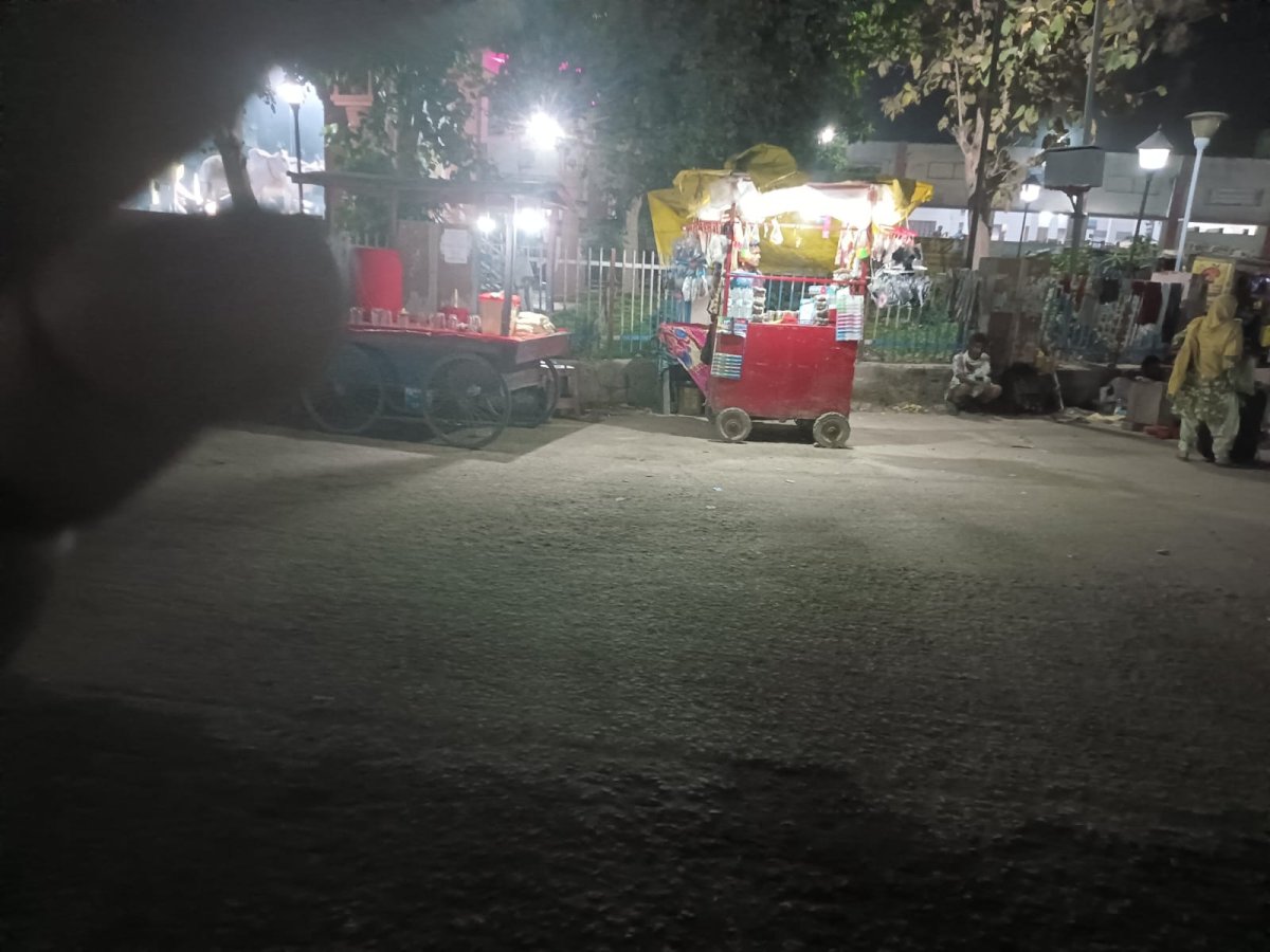 सीतामढ़ी :- अवैध मीणा बाजार बना रेलवे की  वैध छोटे छोटे दुकानदारो के लिए मुसीबत। वेंडरों ने इसे हटाने को लेकर कमांडेंट को दिया आवेदन