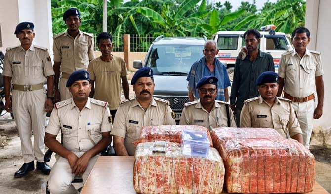 कुण्डवा चैनपुर : गांजा तस्करी पर पुलिस का बड़ा प्रहार, 54 किलो गांजा के साथ तीन तस्कर गिरफ्तार