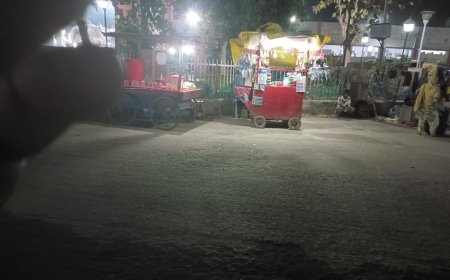 सीतामढ़ी :- अवैध मीणा बाजार बना रेलवे की  वैध छोटे छोटे दुकानदारो के लिए मुसीबत। वेंडरों ने इसे हटाने को लेकर कमांडेंट को दिया आवेदन