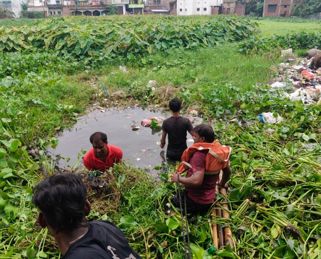घोड़ासहन : गुदरी बाजार स्थित जलकुंभी से ढके पोखर में युवक के डूबने की आशंका, स्थानीय लोगो के सहयोग से दूसरे दिन भी जारी रहा एसडीआरएफ का सर्च ऑपरेशन