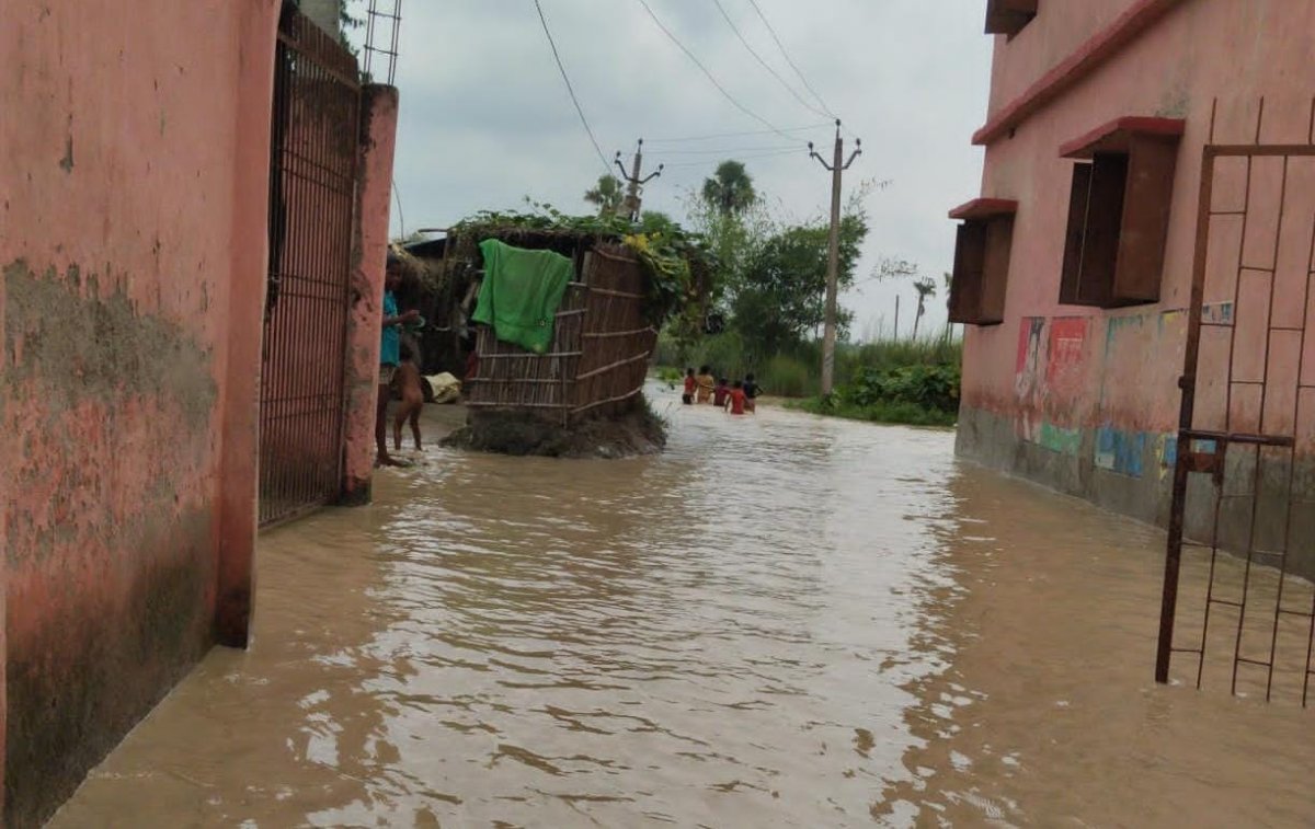 सीतामढ़ी :- नेपाल में बारिश से उफनाई मरहा-हरदी, भारतीय क्षेत्र के सड़क पर फैला बाढ़ का पानी