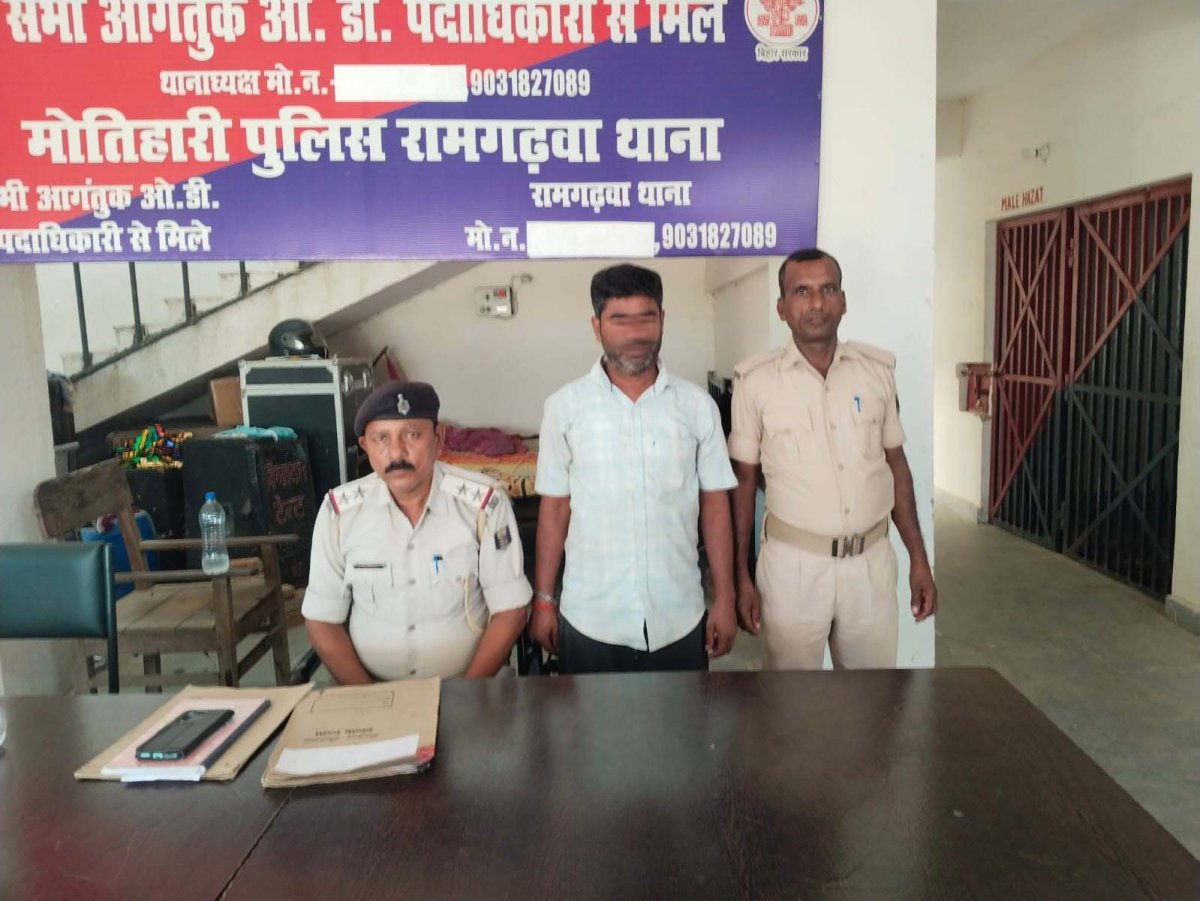 रामगढ़वा : शराब तस्करी के खिलाफ पुलिस की बड़ी कार्रवाई, 375 एमएल नेपाली शराब के साथ आरोपी गिरफ्तार