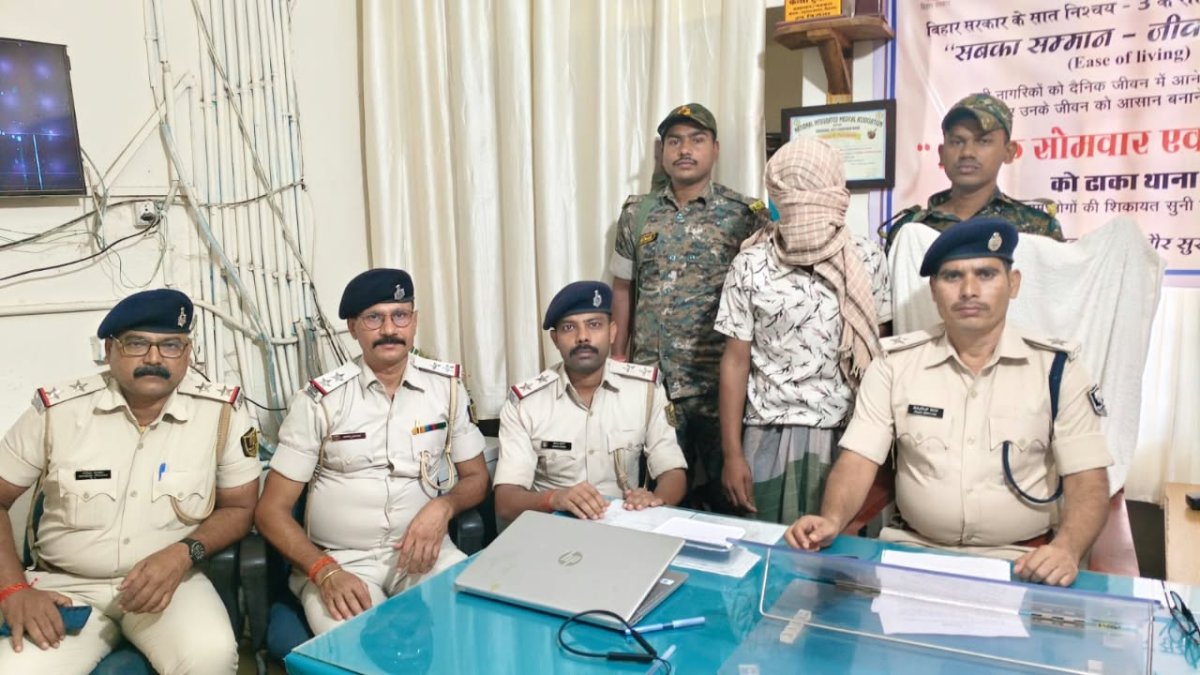 ढाका : पुलिस की बड़ी कार्रवाई, पाकिस्तान से जुड़े कथित नेटवर्क का संदिग्ध गिरफ्तार, मोबाइल में मिले कथित आपत्तिजनक वीडियो-फोटो और देशविरोधी रील्स