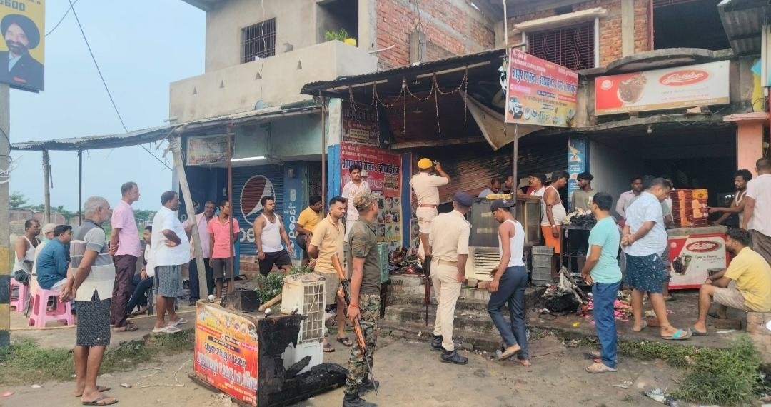 सीतामढ़ी:- धू-धू कर जली अंडे की दुकान,पीड़ित परिवार आहत