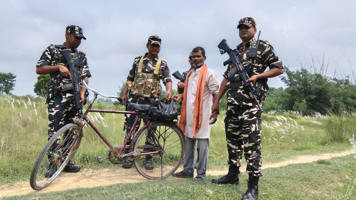सीतामढ़ी :- नेपाल से गांजा लेकर भारतीय क्षेत्र में प्रवेश करते नेपाली तस्कर गिरफ्तार