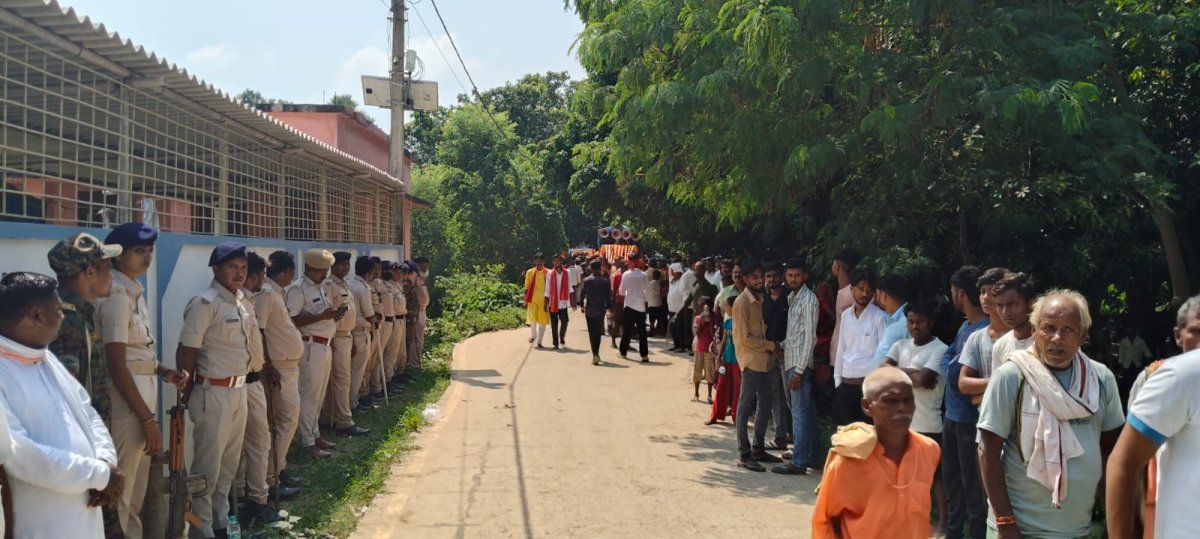 सीतामढ़ी :- शिवहर से कांवड़ियों का जत्था सोमेश्वर धाम के लिए रवाना