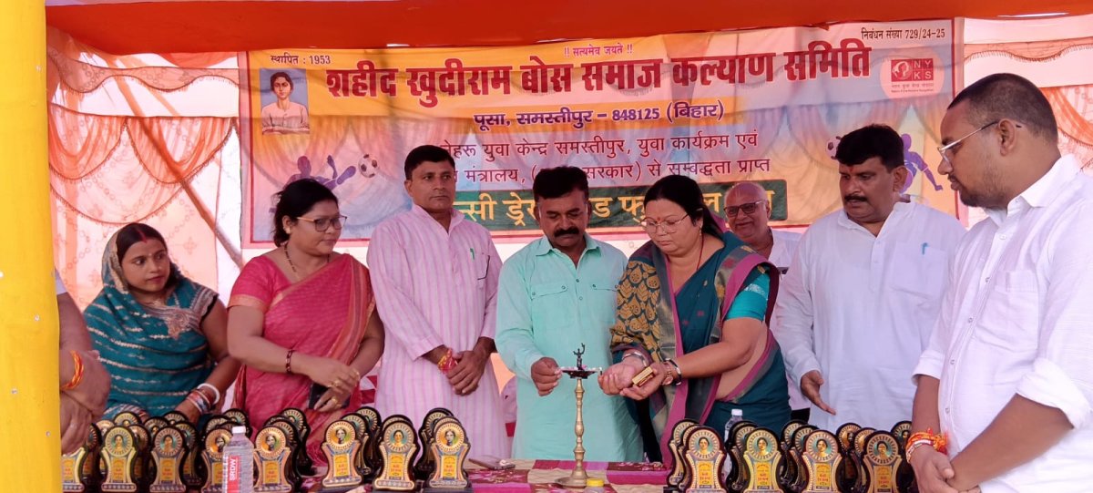 फैंसी ड्रेस में बच्चों से बुजुर्गों तक ने बिखेरा रंग, फैंसी फुटबॉल ने भी खूब लुभाया