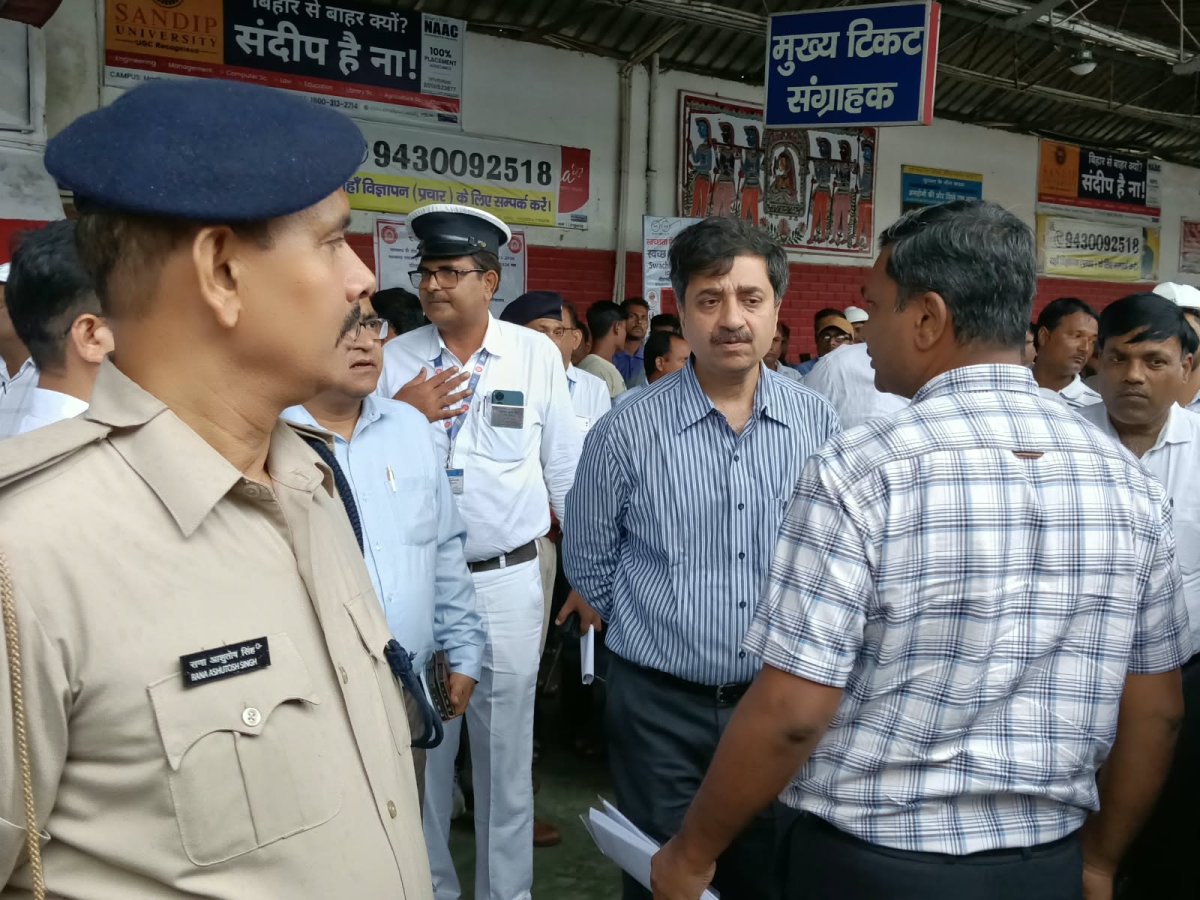 सीतामढ़ी :- हाजीपुर रेल जीएम डिंपी गर्ग व मंडल रेल प्रबंधक ज्योति प्रकाश मिश्रा रेलवे स्टेशन का किया निरीक्षण, दिए कई दिशा निर्देश