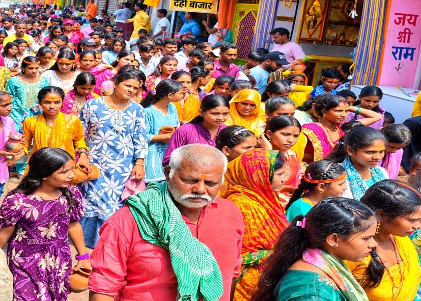 रामगढ़वा : 2007 से चली आ रही गणेश पूजा की परंपरा इस वर्ष भी कायम, सैकड़ों कलश के साथ निकली भव्य शोभायात्रा