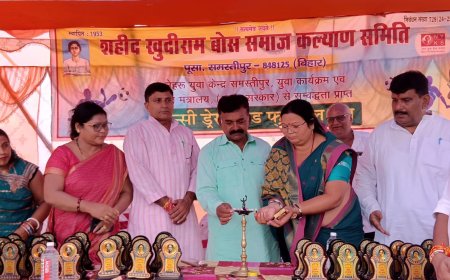 फैंसी ड्रेस में बच्चों से बुजुर्गों तक ने बिखेरा रंग, फैंसी फुटबॉल ने भी खूब लुभाया