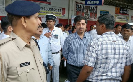 सीतामढ़ी :- हाजीपुर रेल जीएम डिंपी गर्ग व मंडल रेल प्रबंधक ज्योति प्रकाश मिश्रा रेलवे स्टेशन का किया निरीक्षण, दिए कई दिशा निर्देश