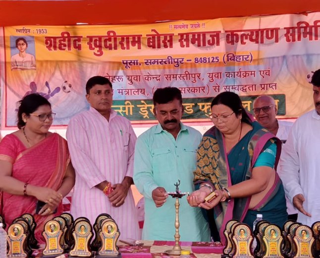 फैंसी ड्रेस में बच्चों से बुजुर्गों तक ने बिखेरा रंग, फैंसी फुटबॉल ने भी खूब लुभाया