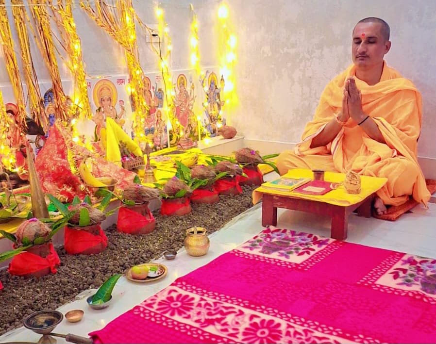 विभिन्न धार्मिक स्थानों पर नवरात्रि पर निकाली गई भव्य शोभा यात्रा, शैलपुत्री माता की प्रथम पूजा के साथ पूजा प्रारंभ
