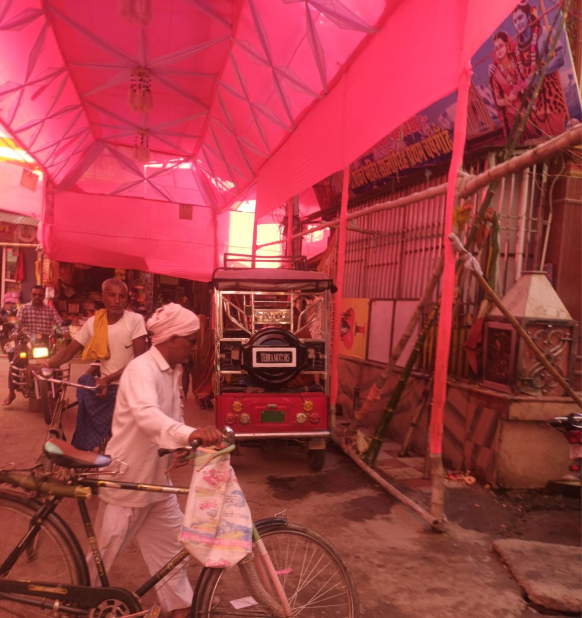 रामगढ़वा में दुर्गा पूजा पंडाल के पास ई-रिक्शा चालकों की मनमानी से जाम