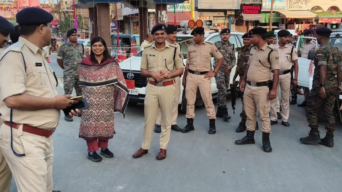 सीतामढ़ी :- दुर्गा पूजा को लेकर डीएम-एसपी के नेतृत्व में निकला गया फ्लैग मार्च