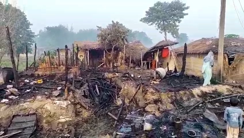 सीतामढ़ी :- गैस सिलेंडर से चार घरों में लगी आग, लाखों की संपत्ति राख