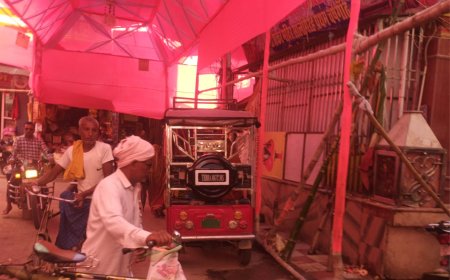 रामगढ़वा में दुर्गा पूजा पंडाल के पास ई-रिक्शा चालकों की मनमानी से जाम