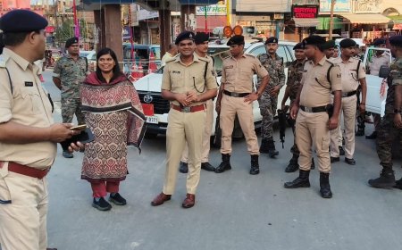 सीतामढ़ी :- दुर्गा पूजा को लेकर डीएम-एसपी के नेतृत्व में निकला गया फ्लैग मार्च